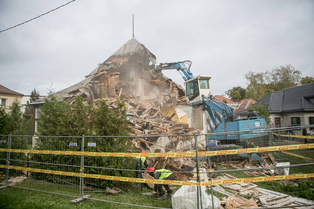 Žaliakalnyje toliau įžūliai naikinamas paveldo namas