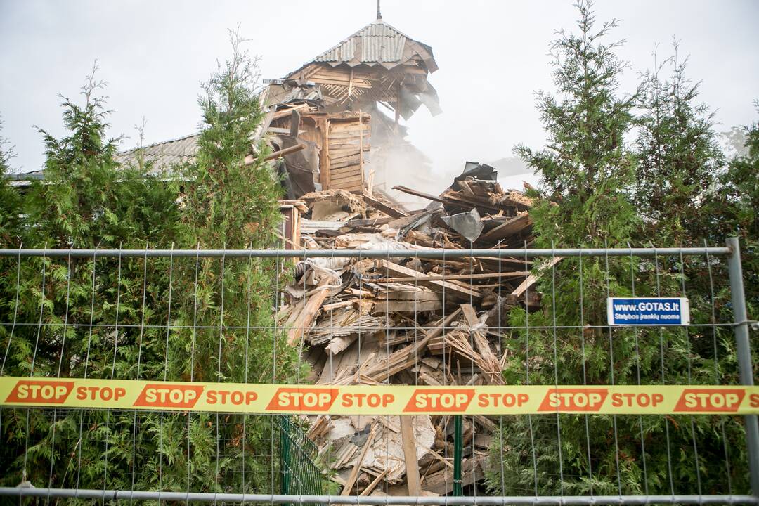 Žaliakalnyje toliau įžūliai naikinamas paveldo namas