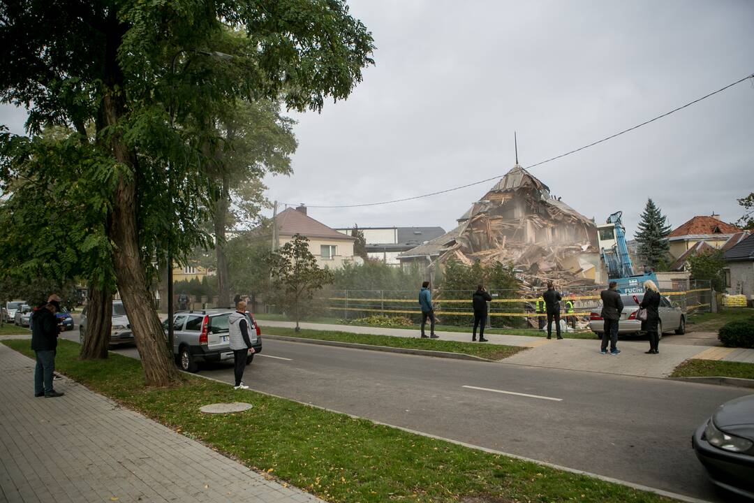 Žaliakalnyje toliau įžūliai naikinamas paveldo namas
