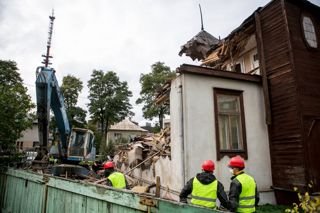 Žaliakalnyje toliau įžūliai naikinamas paveldo namas