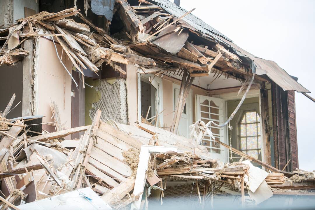 Žaliakalnyje toliau įžūliai naikinamas paveldo namas