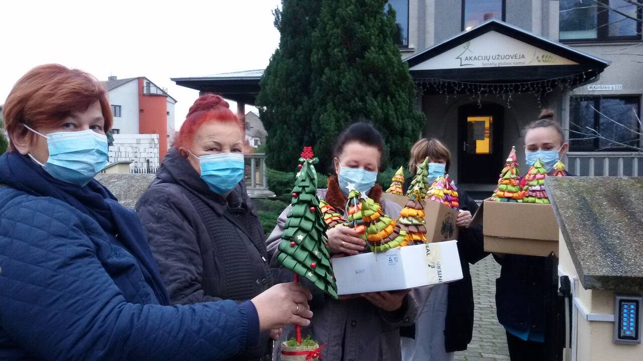 Pasirūpino: negalėdamos aplankyti senelių, moterys pagamino eglučių, kuriomis jau papuošti senelių namų gyventojų kambariai.
