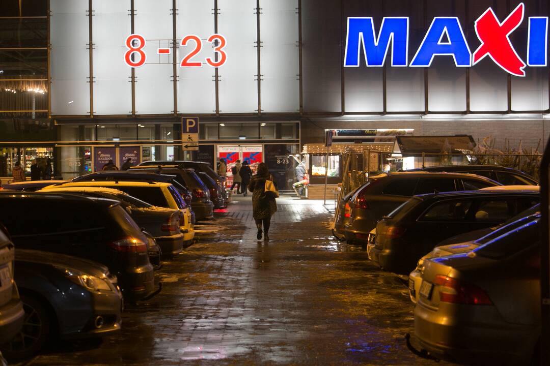 Kauniečiai užgulė prekybos centrus