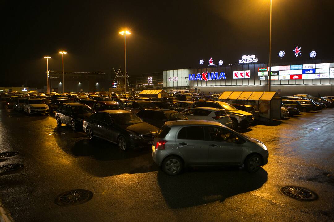Kauniečiai užgulė prekybos centrus