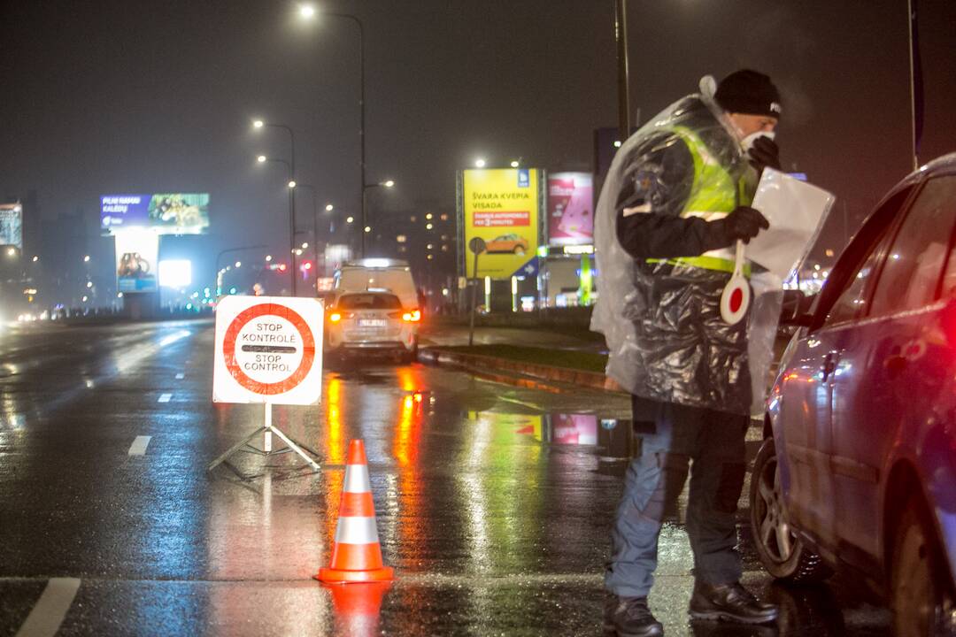 Vakare policijos patikros punktai Kaune dirba pilnu tempu