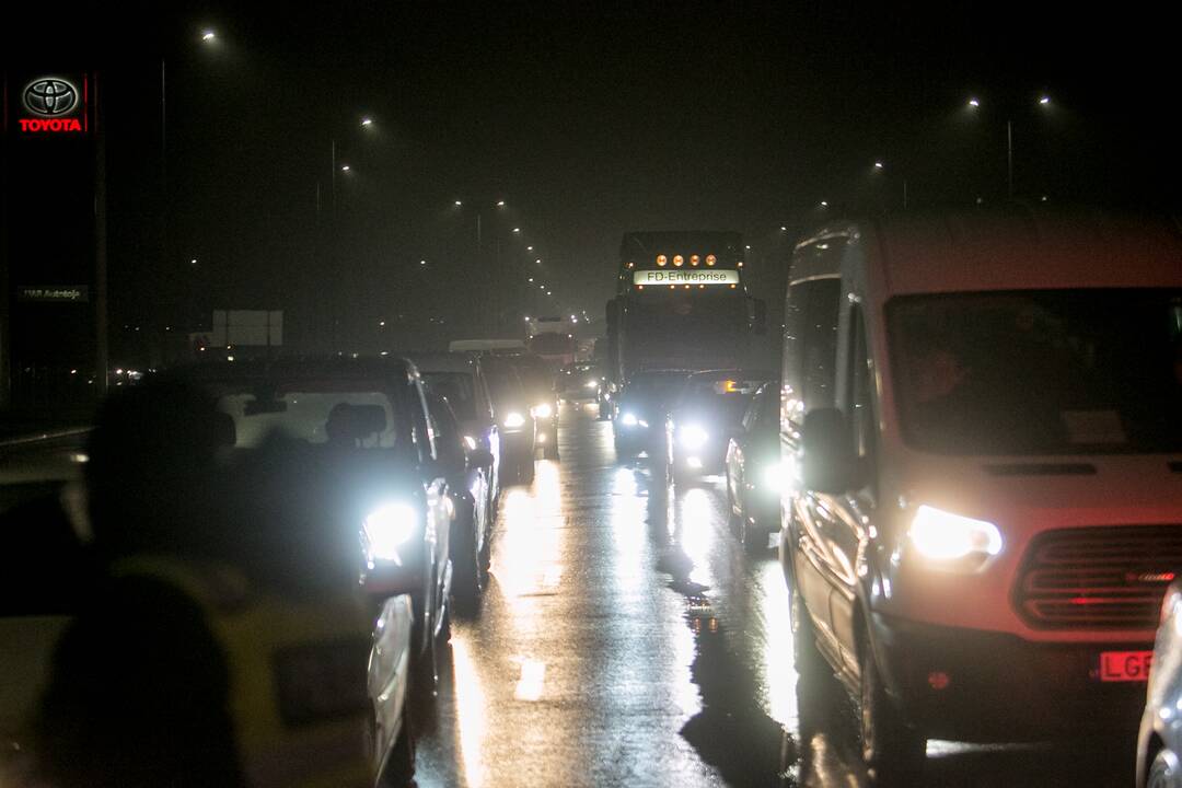 Vakare policijos patikros punktai Kaune dirba pilnu tempu
