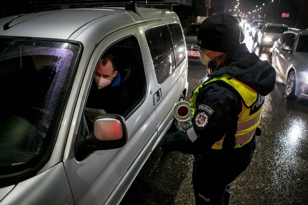 Vakare policijos patikros punktai Kaune dirba pilnu tempu