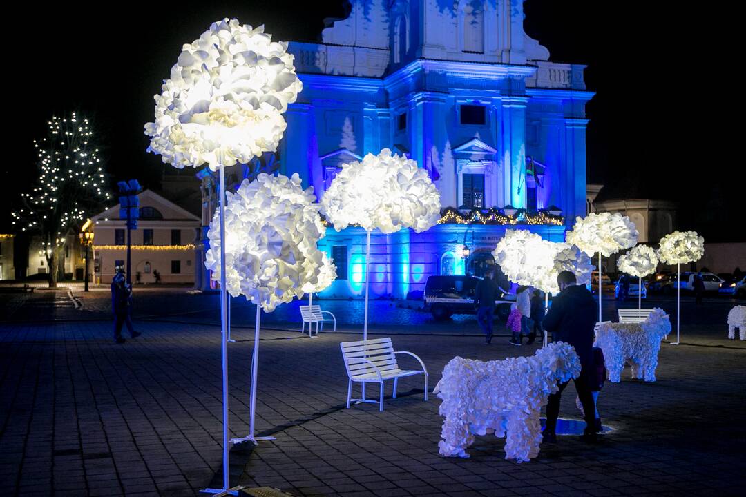 Pagerbiant COVID-19 aukas išjungta Kauno Kalėdų eglė