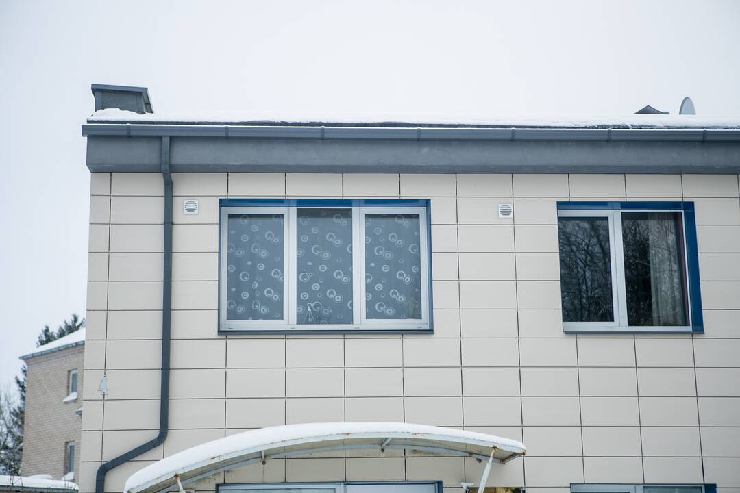 Apšaudytas Raudondvario daugiabutis, kuriame įsikūręs grožio salonas