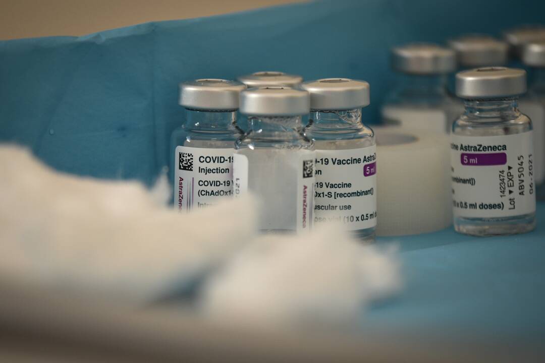 Skiepijimą „AstraZeneca“ vakcina sustabdė ir Latvija