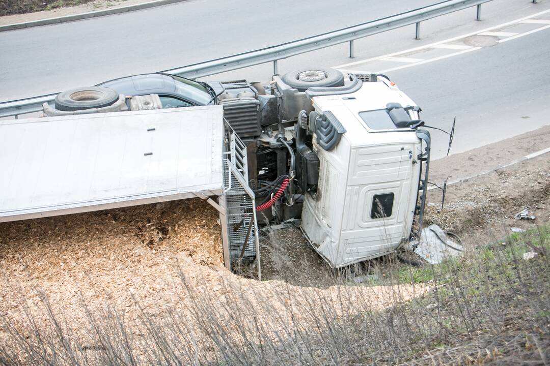 Ties Amalių pervaža apvirto vilkikas