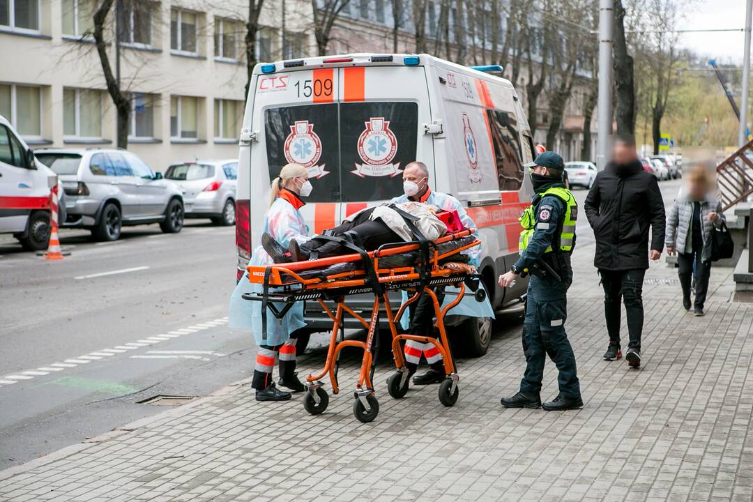 Nelaimė Kauno centre: partrenkta neleistinoje vietoje gatvę kirtusi senolė