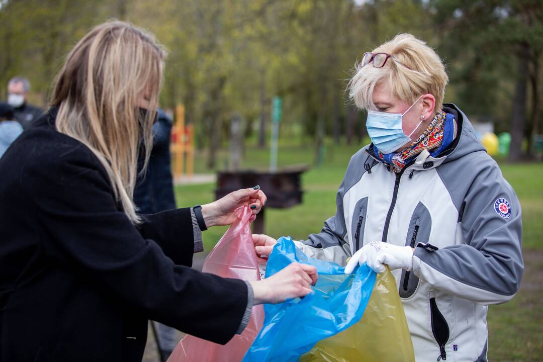 Premjerė dalyvavo aplinkos tvarkymo akcijoje „Darom 2021“