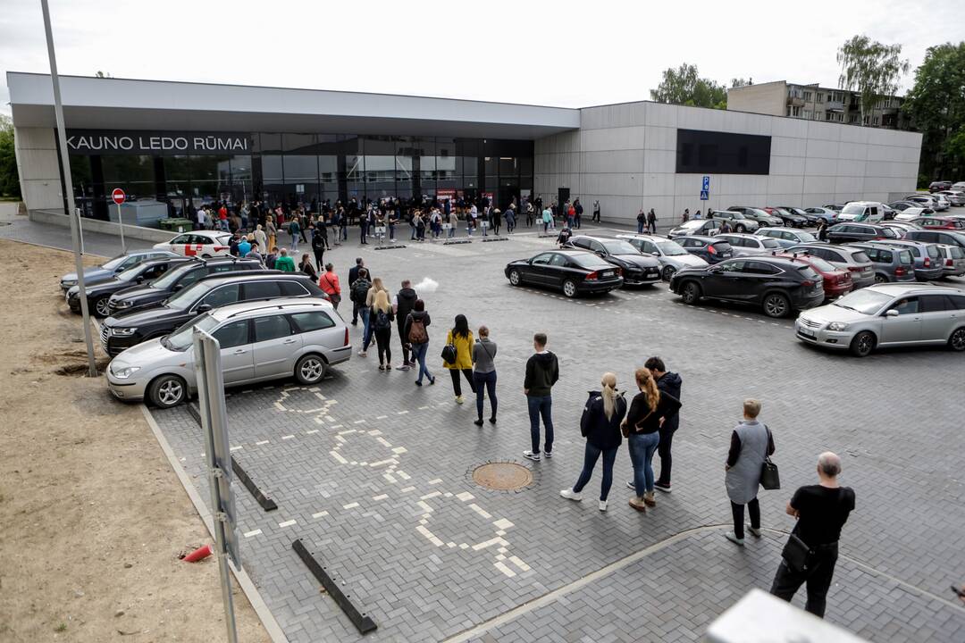 Prie Kauno vakcinacijos centro – ilga laukiančiųjų eilė