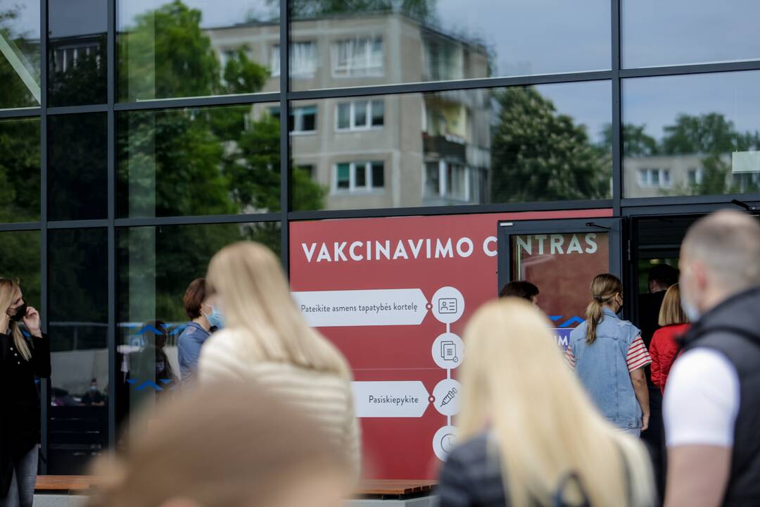 Prie Kauno vakcinacijos centro – ilga laukiančiųjų eilė