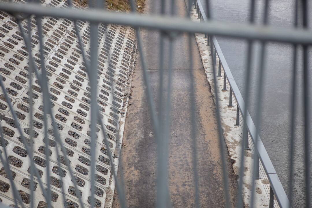 Statybos: savivaldybės atstovų teigimu, naujasis tiltas šiuo metu veda tiesiai į statybų aikštelę, todėl jį atverti nesaugu.