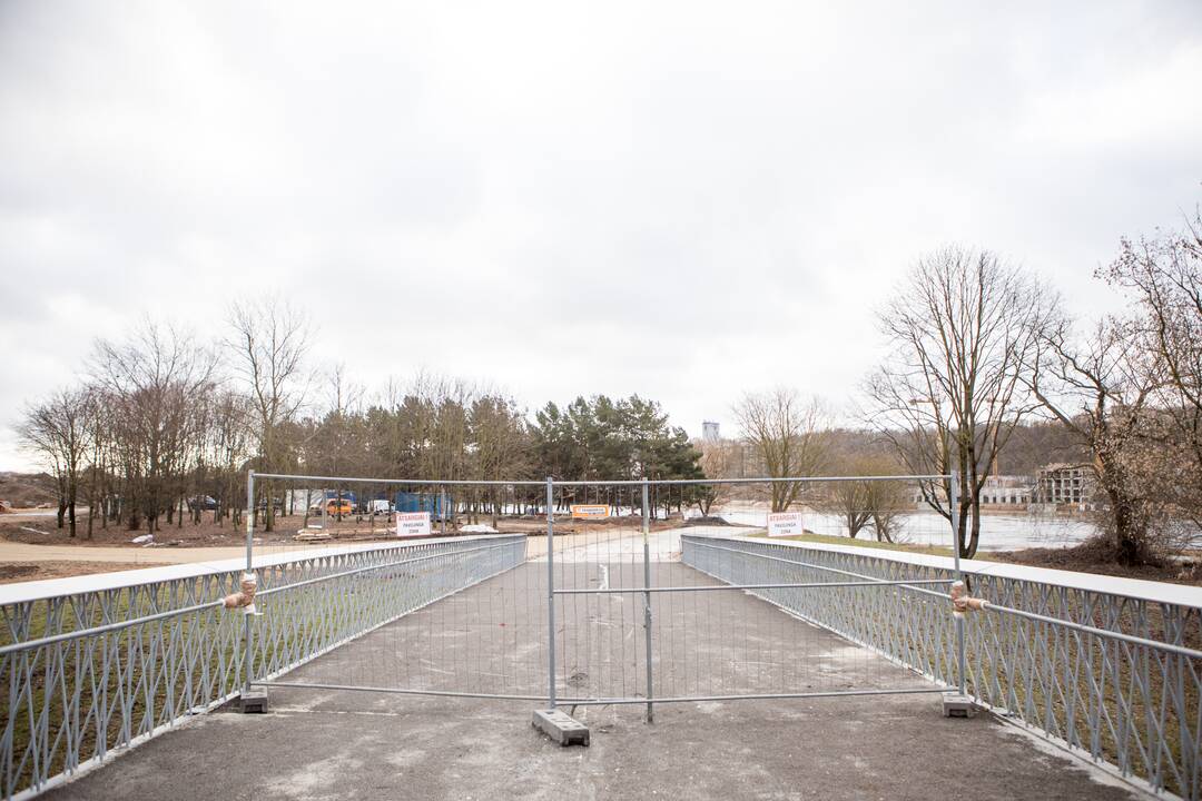 Statybos: savivaldybės atstovų teigimu, naujasis tiltas šiuo metu veda tiesiai į statybų aikštelę, todėl jį atverti nesaugu.