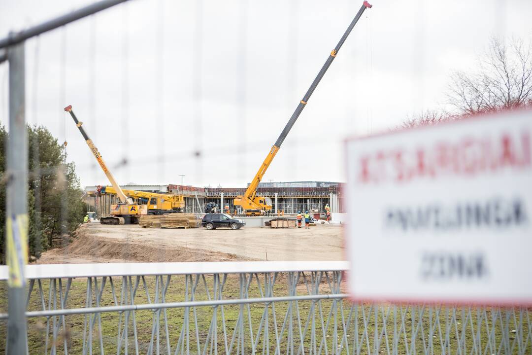 Statybos: savivaldybės atstovų teigimu, naujasis tiltas šiuo metu veda tiesiai į statybų aikštelę, todėl jį atverti nesaugu.