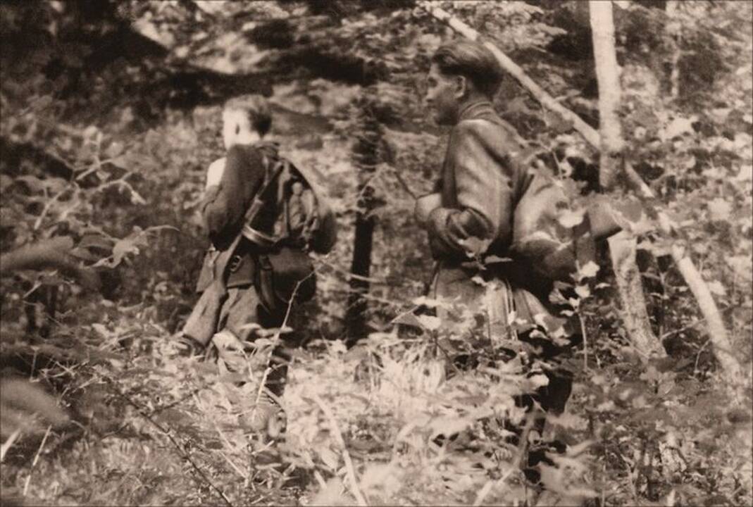 Bendražygiai: J.Lukša (dešinėje) ir jo kolega iš Žvalgybos mokyklos Jonas Kupstas-Ursus. Paryžius, Prancūzija, 1949 m. balandis.