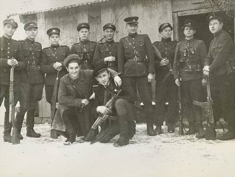 Bendražygiai: J.Lukša (dešinėje) ir jo kolega iš Žvalgybos mokyklos Jonas Kupstas-Ursus. Paryžius, Prancūzija, 1949 m. balandis.