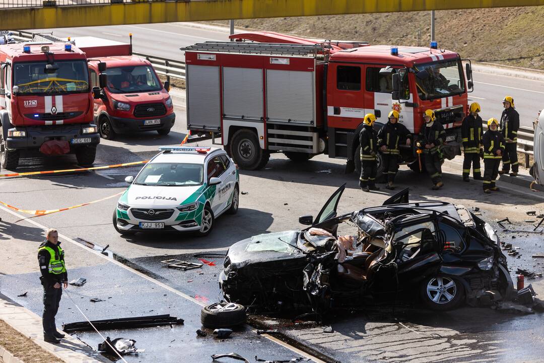 Vilniuje susidūrė trys transporto priemonės: žuvo BMW vairuotojas
