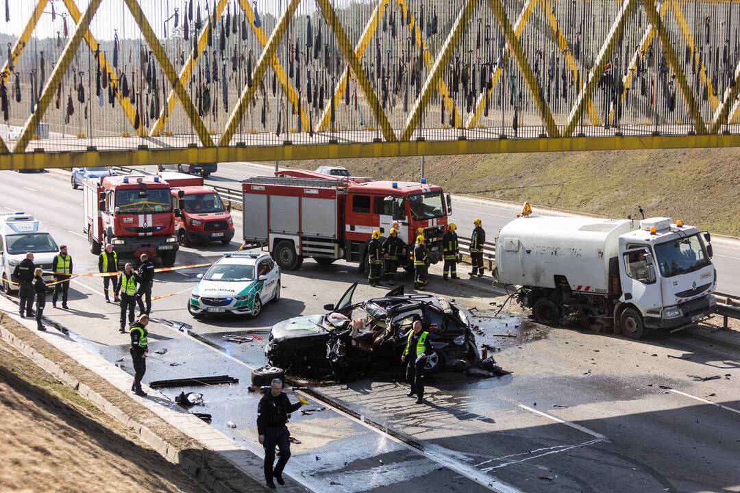 Vilniuje susidūrė trys transporto priemonės: žuvo BMW vairuotojas