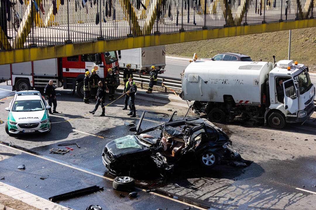 Vilniuje susidūrė trys transporto priemonės: žuvo BMW vairuotojas