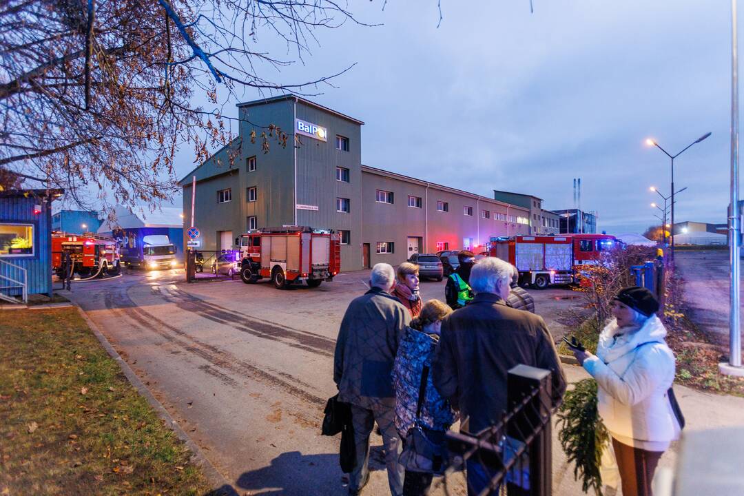 Gaisras Garliavos įmonėje „Baltijos polistirenas“