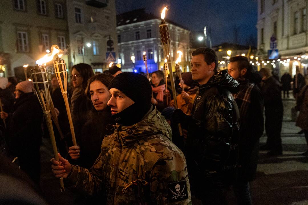 Nacionalinio susivienijimo eisena su deglais