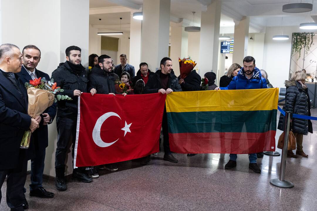 Iš Turkijos sugrįžusios gelbėtojų komandos pasitikimas oro uoste