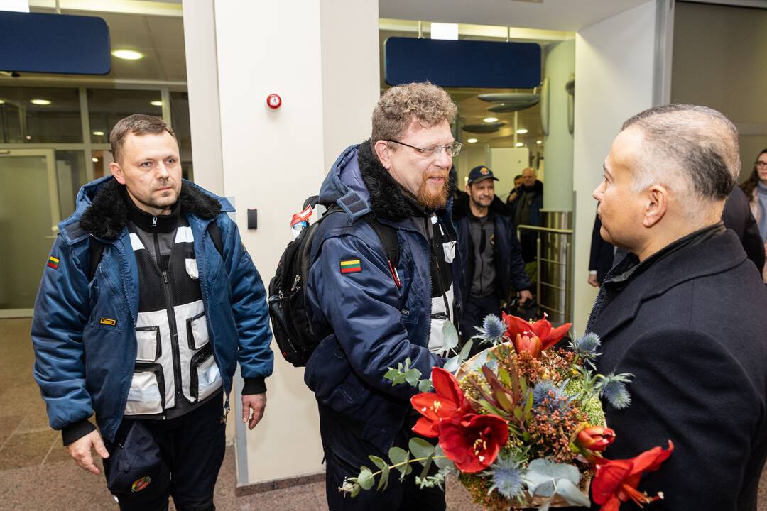 Iš Turkijos sugrįžusios gelbėtojų komandos pasitikimas oro uoste