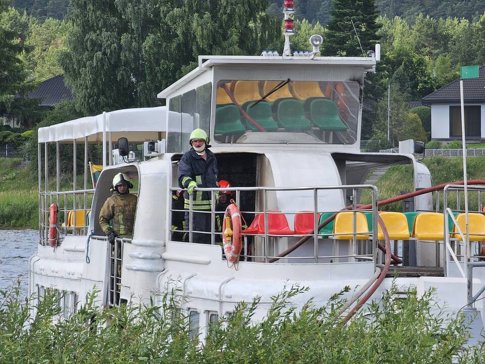 Pakaunėje degė laivas „Žalgiris“
