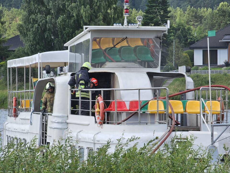 Pakaunėje degė laivas „Žalgiris“