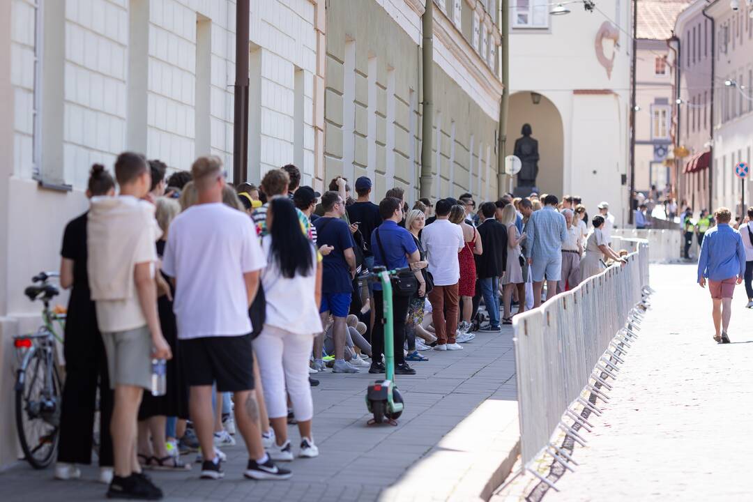 Žmonės renkasi prie Vilniaus universiteto laukdami J. Bideno kalbos