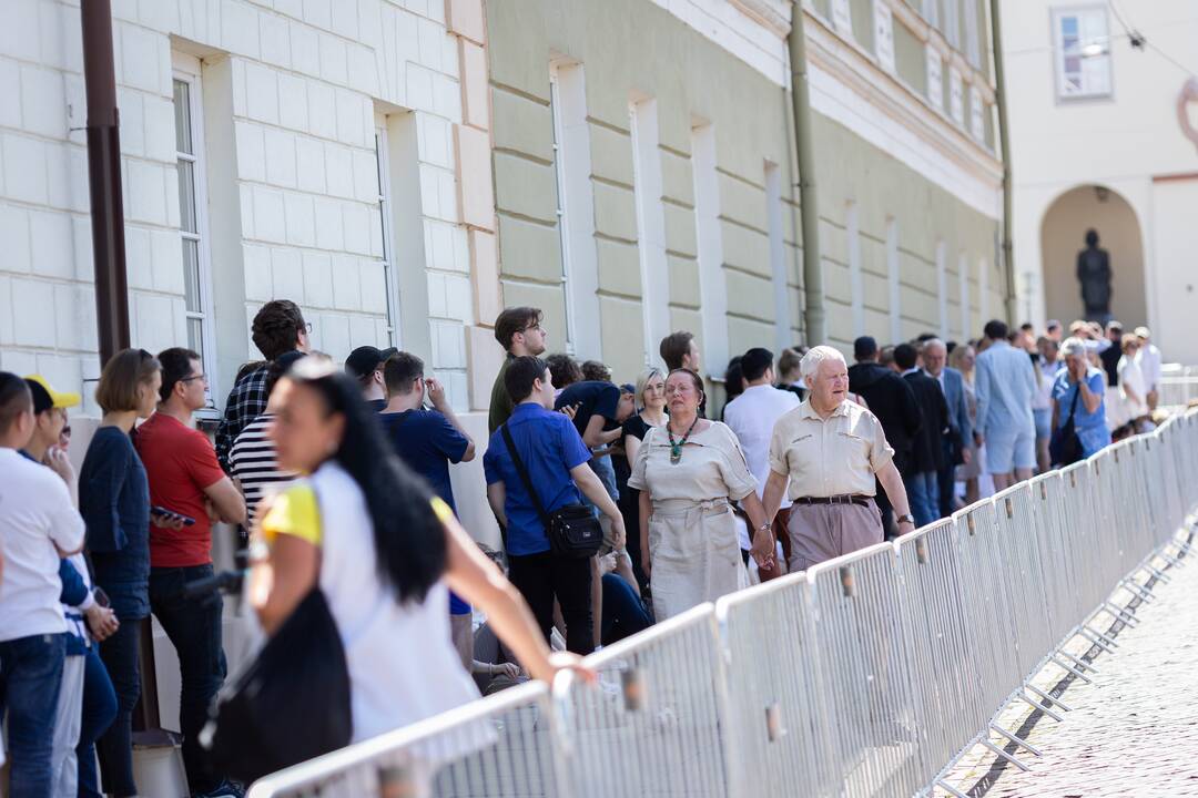 Žmonės renkasi prie Vilniaus universiteto laukdami J. Bideno kalbos