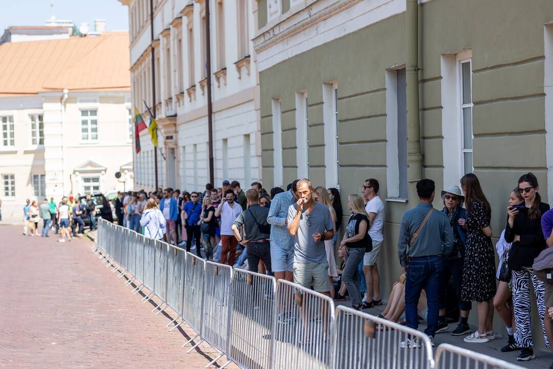 Žmonės renkasi prie Vilniaus universiteto laukdami J. Bideno kalbos