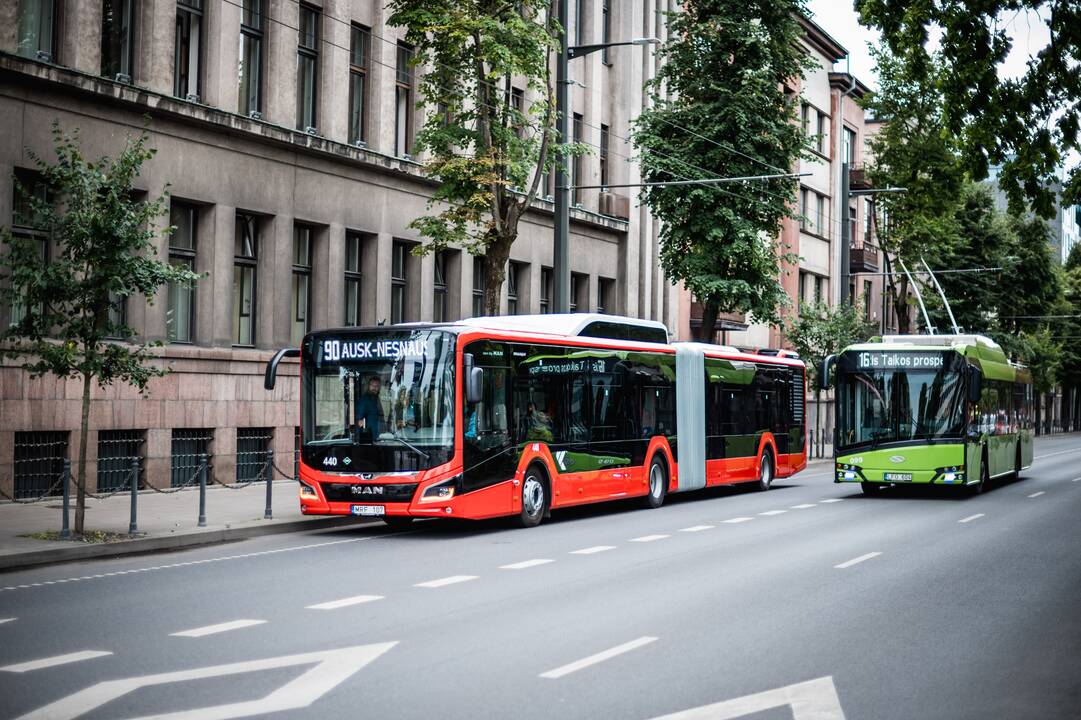 Rekordininkė: „Kauno autobusų“ rinkodaros direktorius M. Tarasevičius pasveikino laimėtoją kaunietę Marijoną.