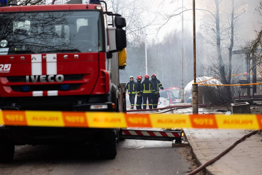 Keturis butus Viršuliškių daugiabutyje surijo liepsnos