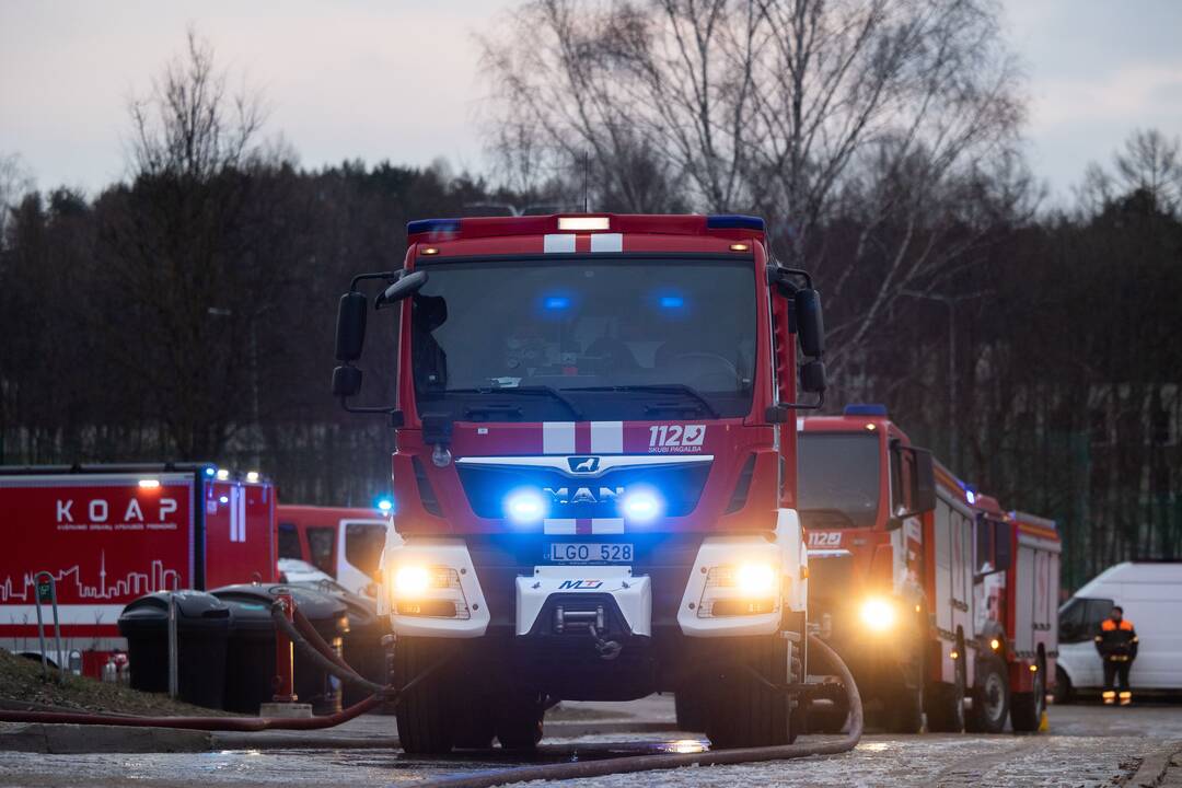 Sostinėje atvira liepsna degė namas