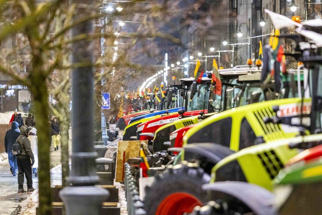 Ūkininkų protesto išvakarės: Gedimino pr. išrikiuota žemės ūkio technika