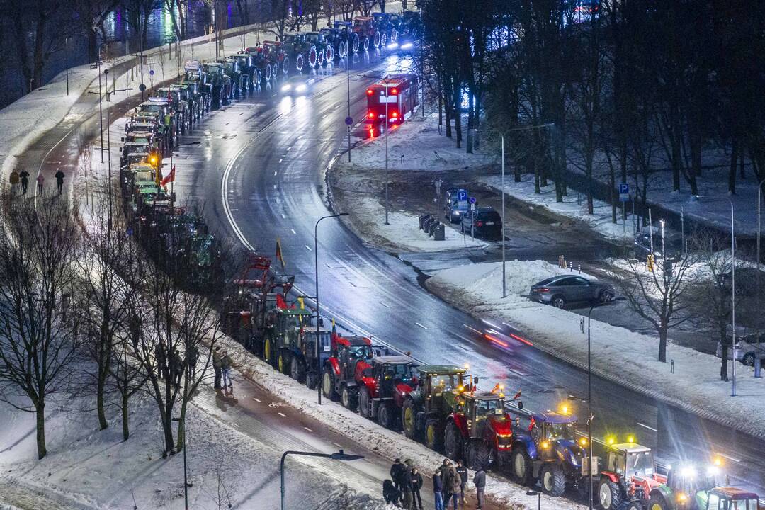 Ūkininkų protesto išvakarės: Gedimino pr. išrikiuota žemės ūkio technika