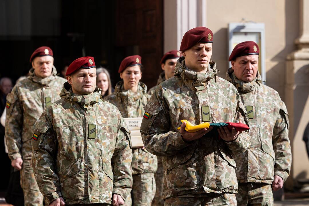 Lietuva atsisveikino su Ukrainoje žuvusiu kariu T. Tumu