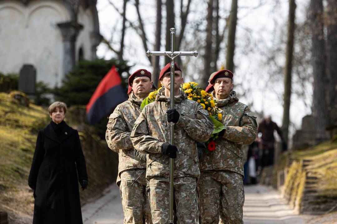 Lietuva atsisveikino su Ukrainoje žuvusiu kariu T. Tumu