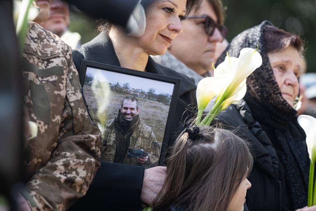 Lietuva atsisveikino su Ukrainoje žuvusiu kariu T. Tumu