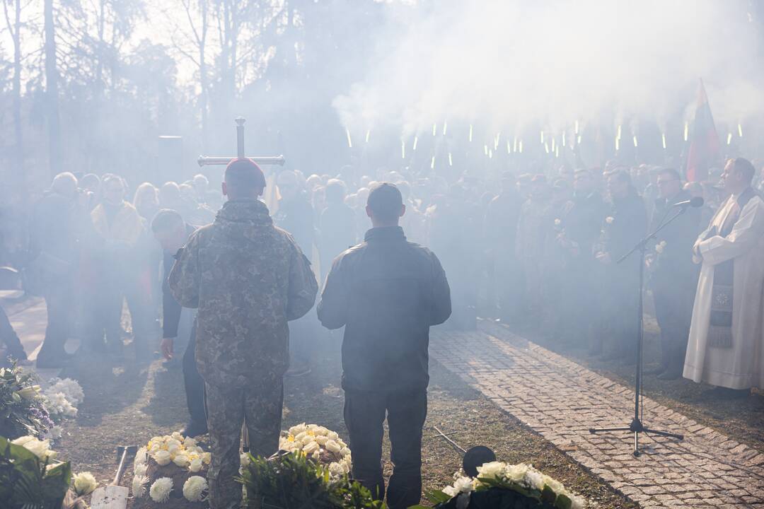 Lietuva atsisveikino su Ukrainoje žuvusiu kariu T. Tumu