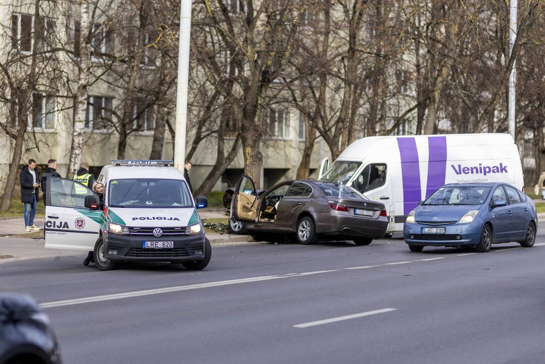 BMW ir „Venipak“ mikroautobuso avarija Vilniuje