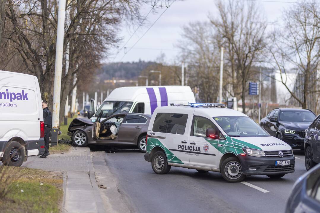 BMW ir „Venipak“ mikroautobuso avarija Vilniuje