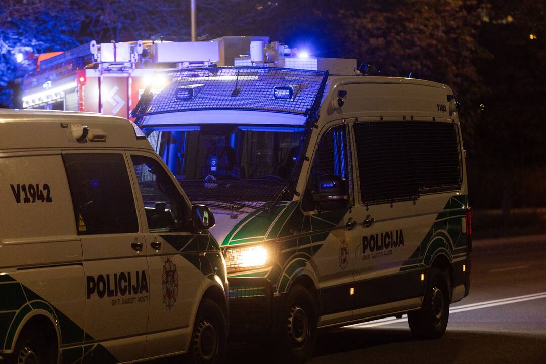 Magistralėje „Audi“ nulėkė nuo kelio ir apvirto, žmonių automobilyje nerasta