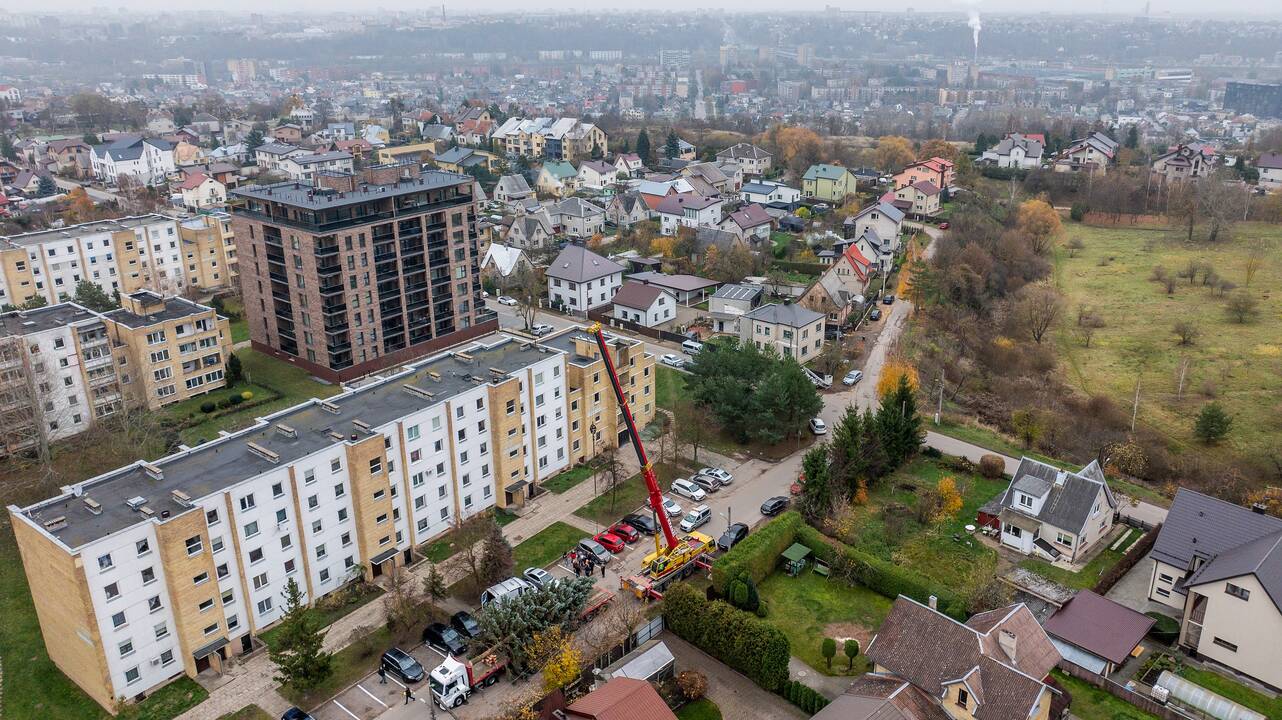 Atvyko: Vienybės aikštėje greitai prasidės eglutės puošimo darbai.