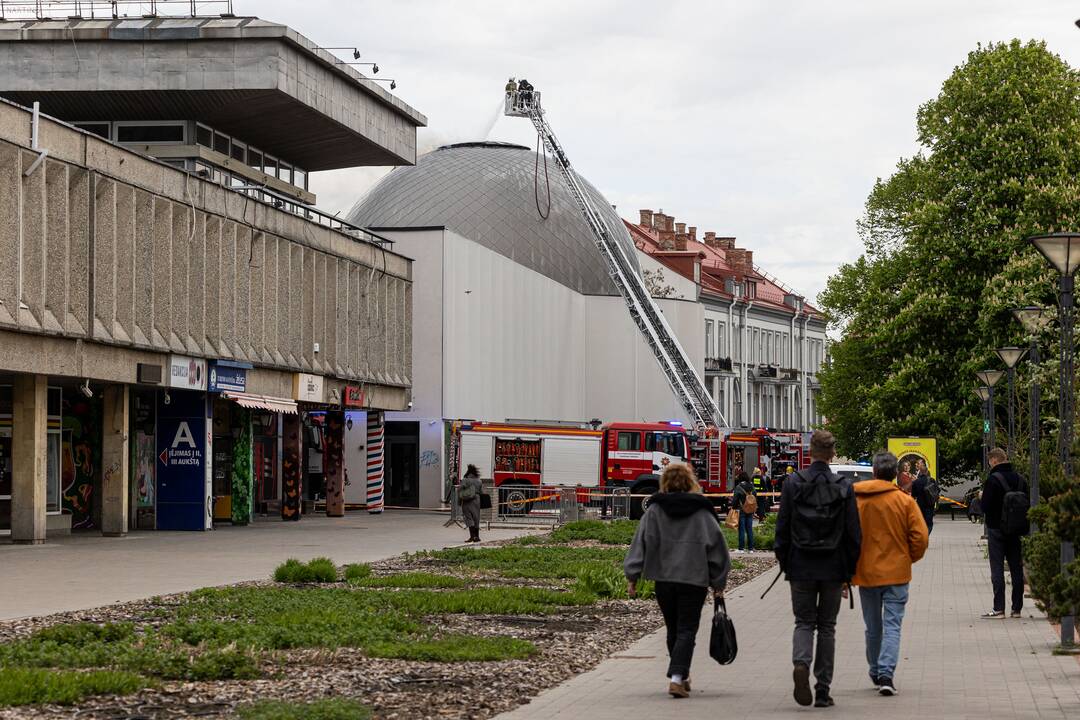 Vilniuje užsiliepsnojo planetariumo stogas  